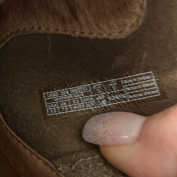 Leather UGG boots - Picture 5 of 8